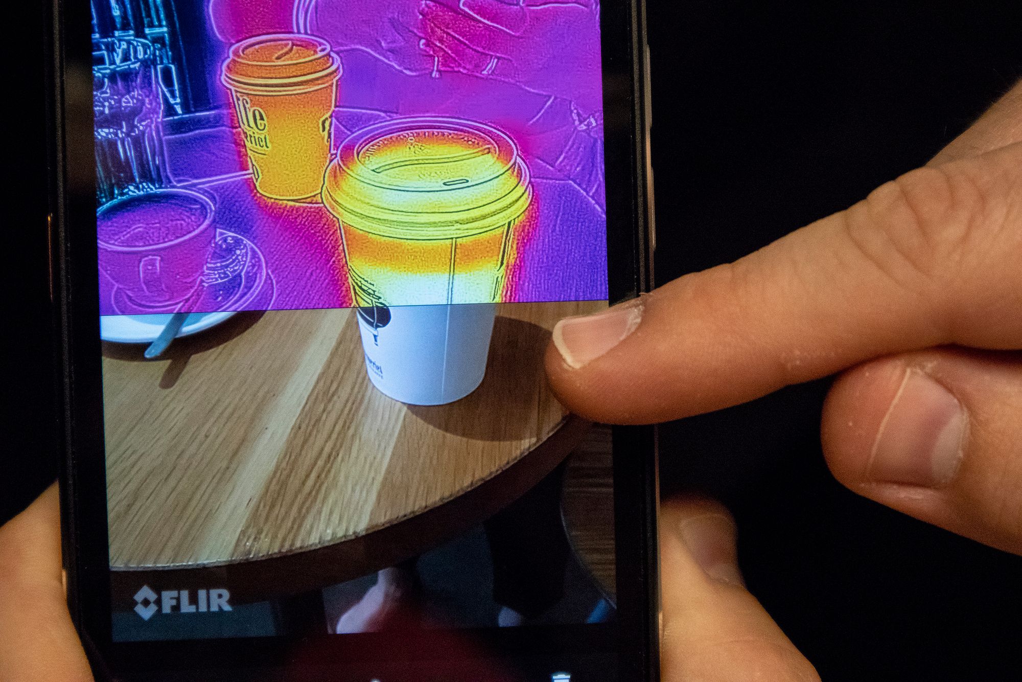 Vi har testet mobilen med termokamera, lasermåler og Vi har testet mobilen med termokamera, lasermåler og